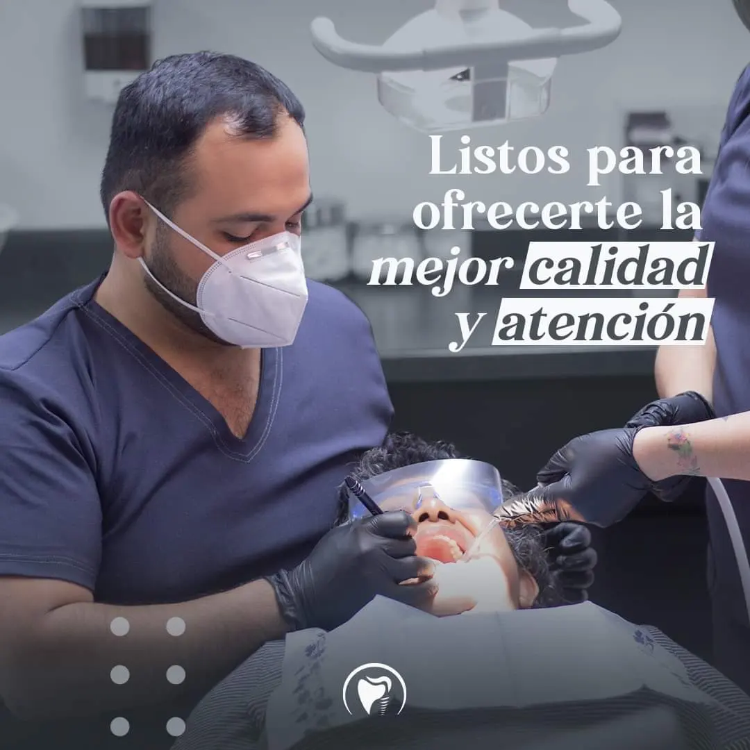 Dr. Emanuel Fuentes Ibarra atendiendo en Clínica Dental ROE